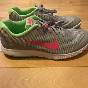 BRAND NEW Nike size 7 Flex Experience Run 4